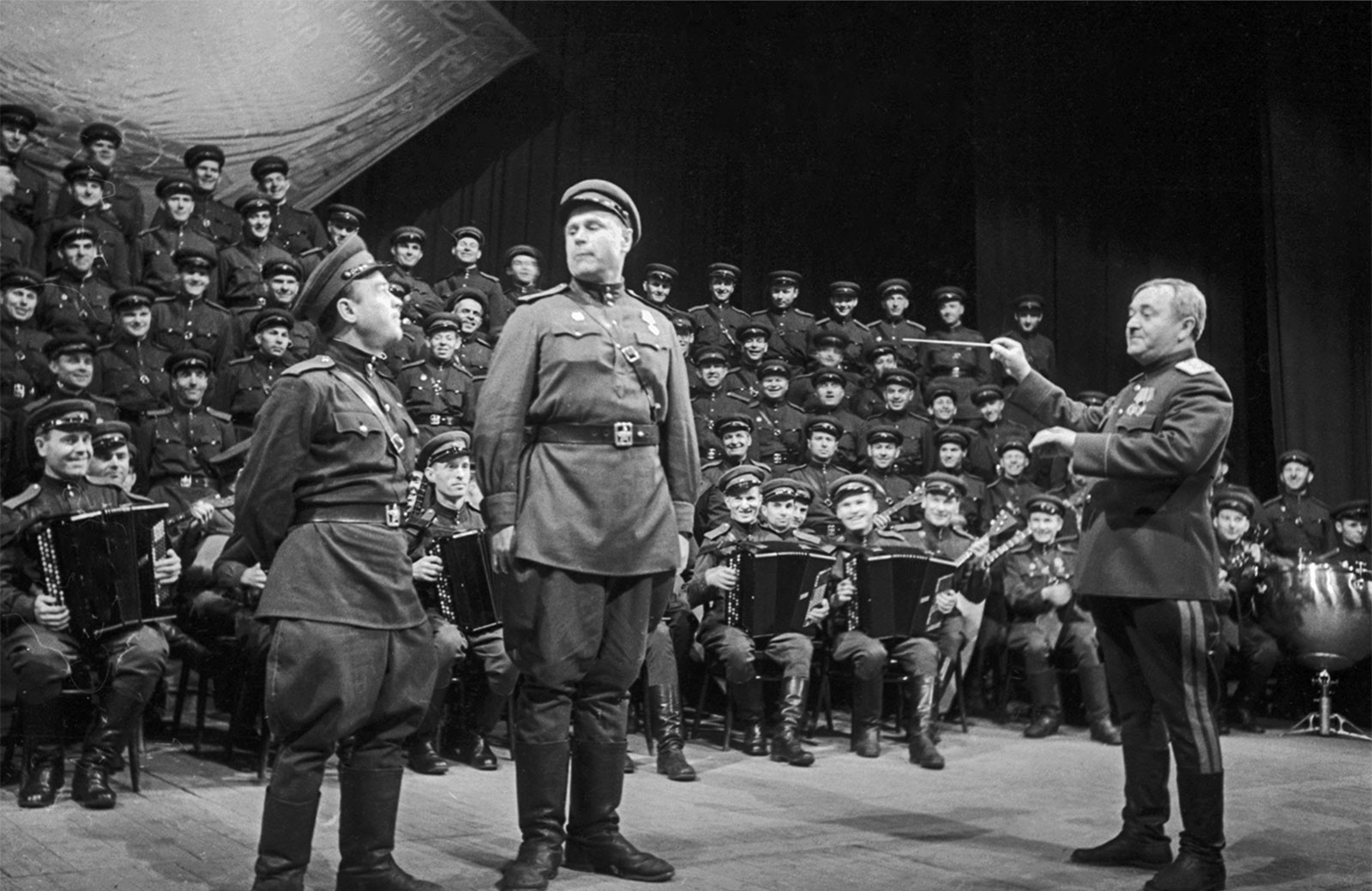 «Кто сказал, что надо бросить песни на войне?..» 85 лет со дня начала Великой Отечественной войны