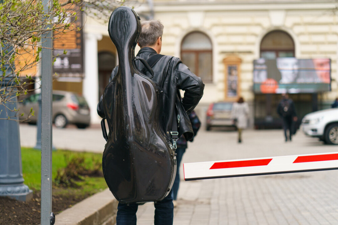 В Петербурге перестали пускать в метро музыкантов с виолончелью