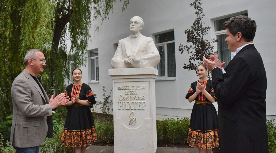 В Тарусе открыли памятник Святославу Рихтеру