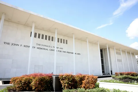 Минюст США пригрозил снести Кеннеди-центр при отказе от реставрации и имени Трампа